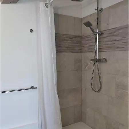 Farm stay Ravissant Studio A La Ferme Avec Piscine Jau-Dignac-et-Loirac